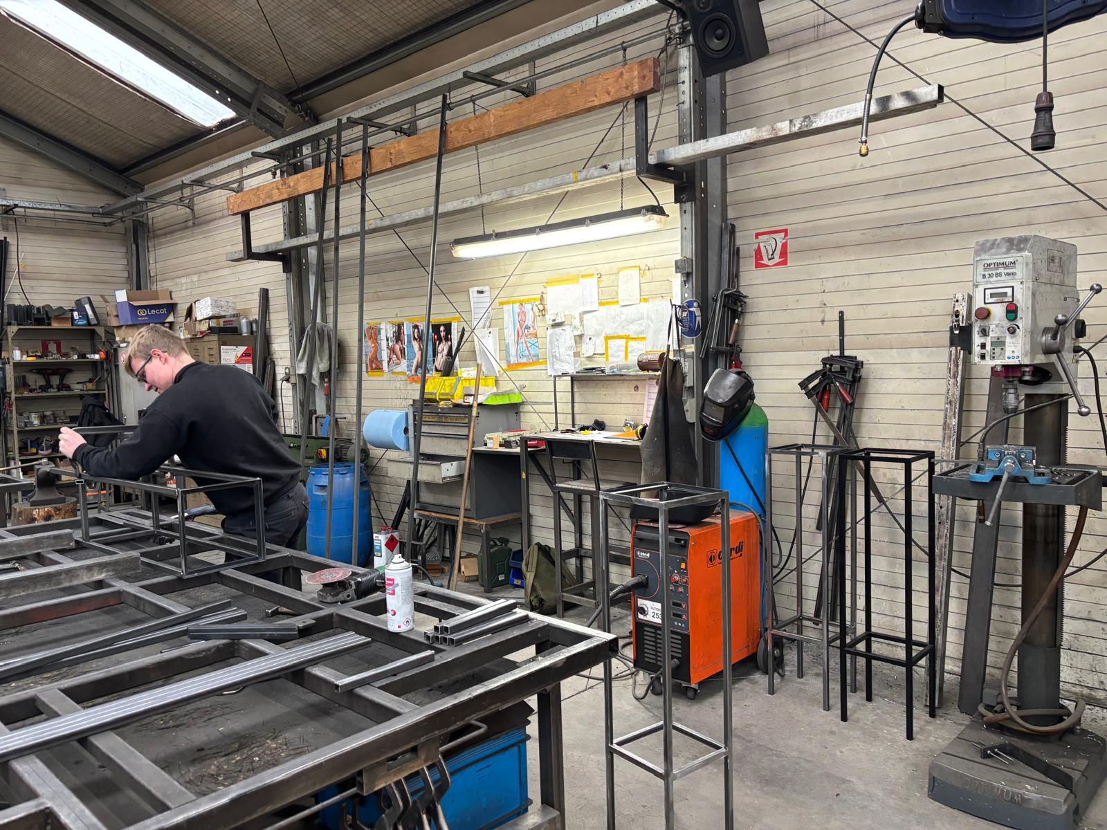 Soudure d’une construction en acier dans l’atelier de Metaal Op Maat