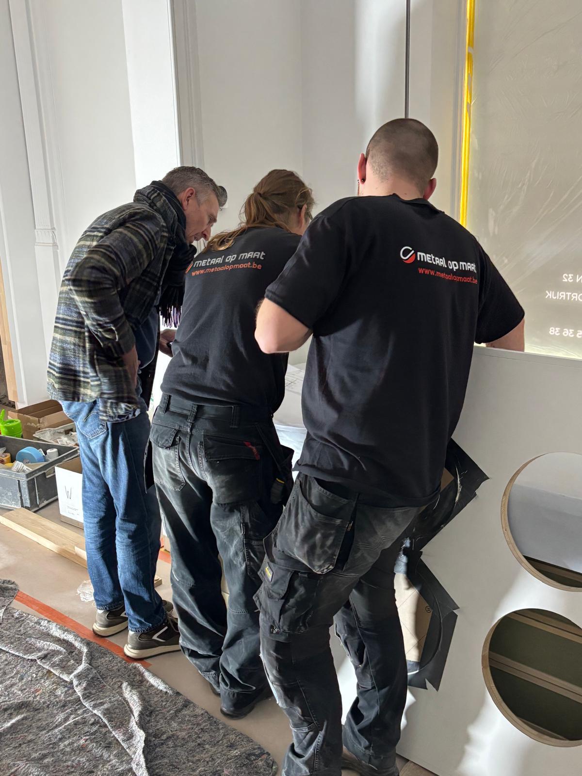 Finition d’une fenêtre en acier dans l’atelier