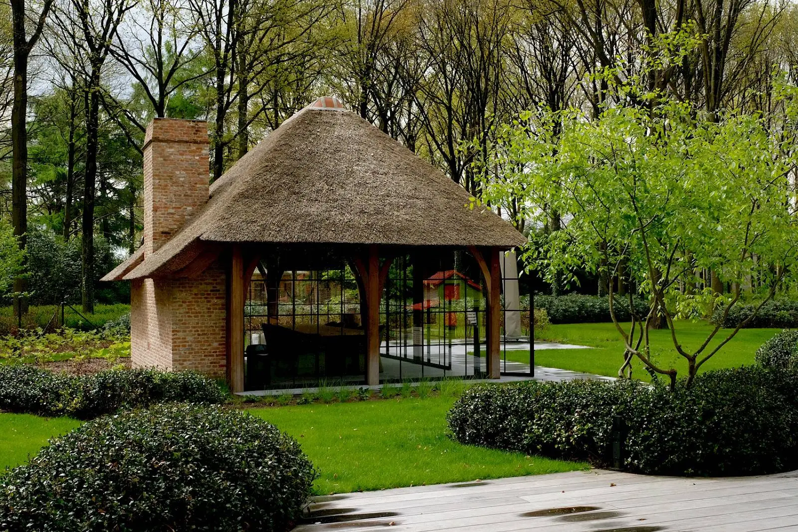 Pool house et pavillon de jardin en bois et acier