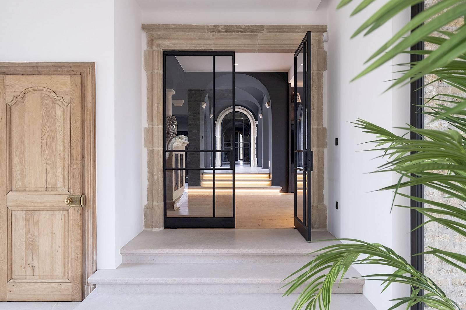 Stalen binnendeur met glas in een interieur met bogen, maatwerk van Metaal Op Maat
