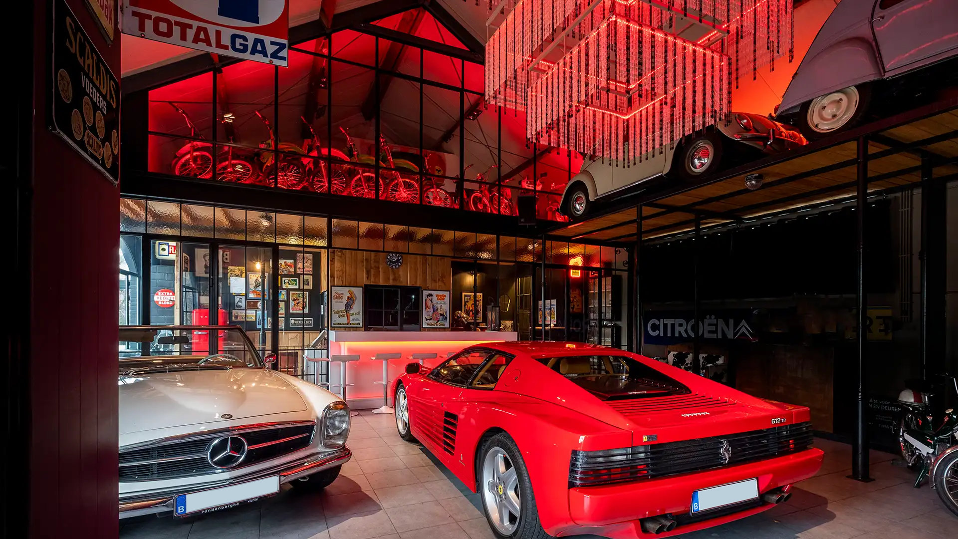 Mancave en showroom met stalen maatwerk en glaswanden