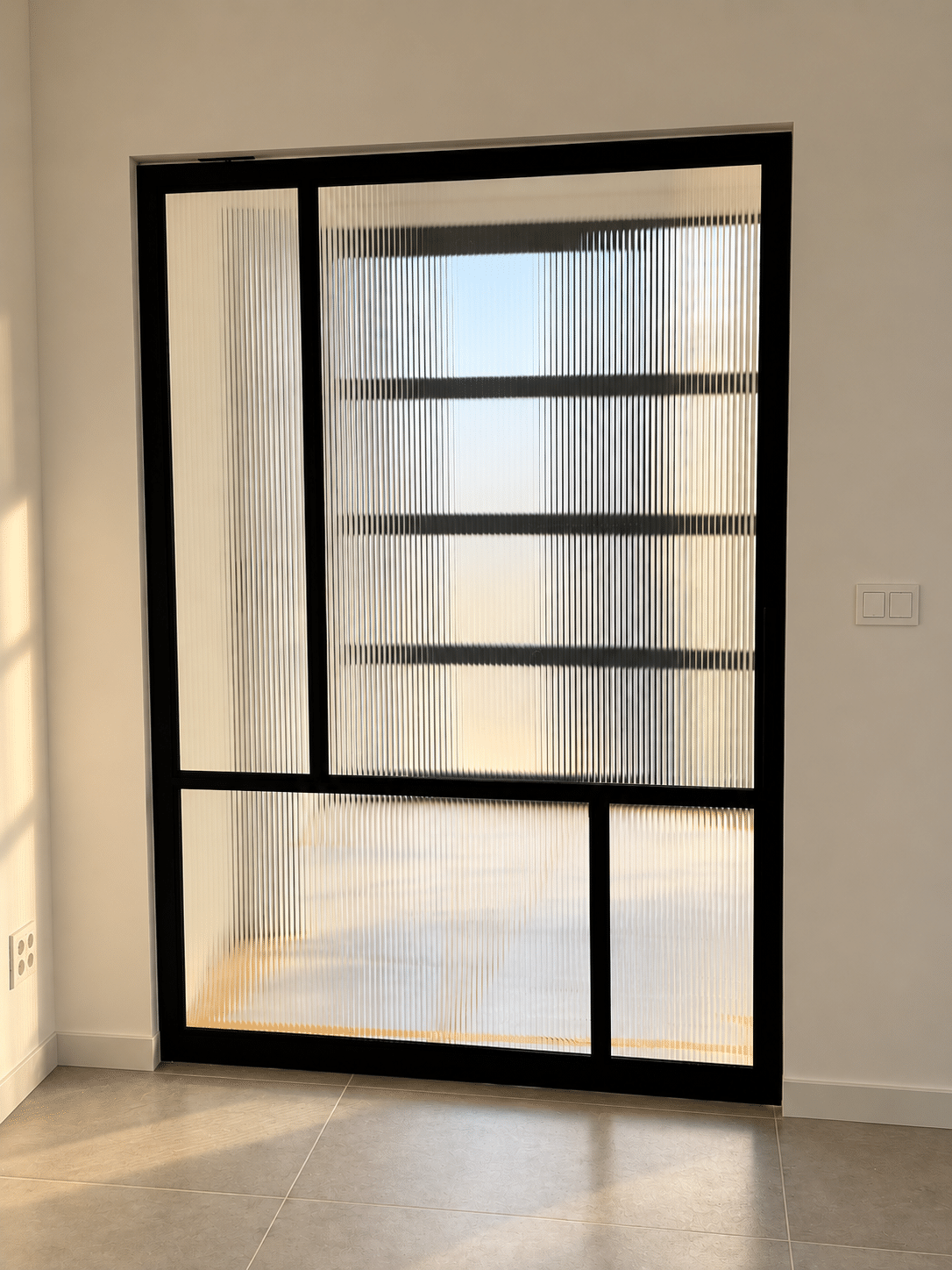 Stalen binnenwand met ribbelglas en strakke indeling