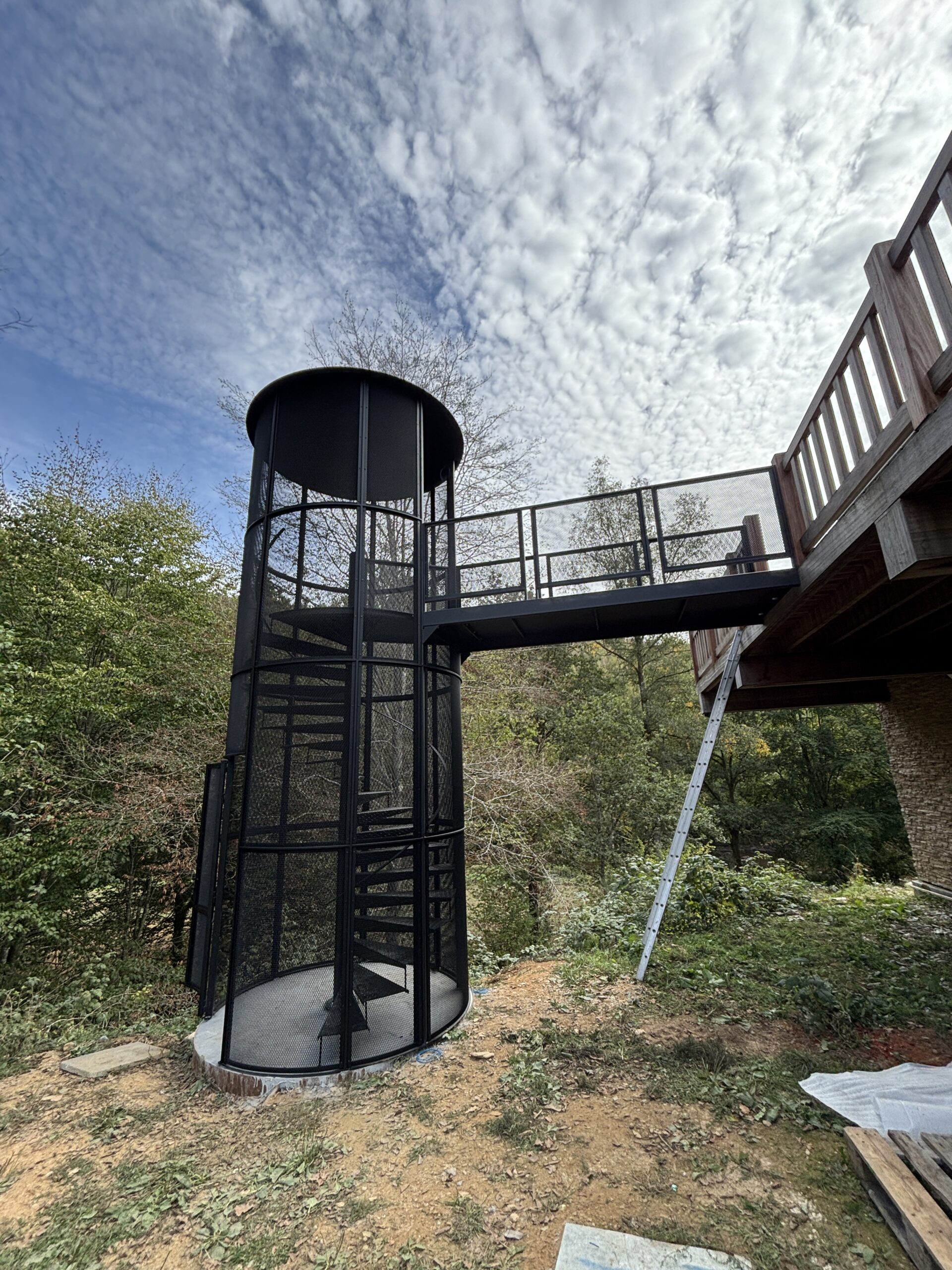 Stalen uitkijktoren met loopbrug in de Ardennen, maatwerk van Metaal Op Maat